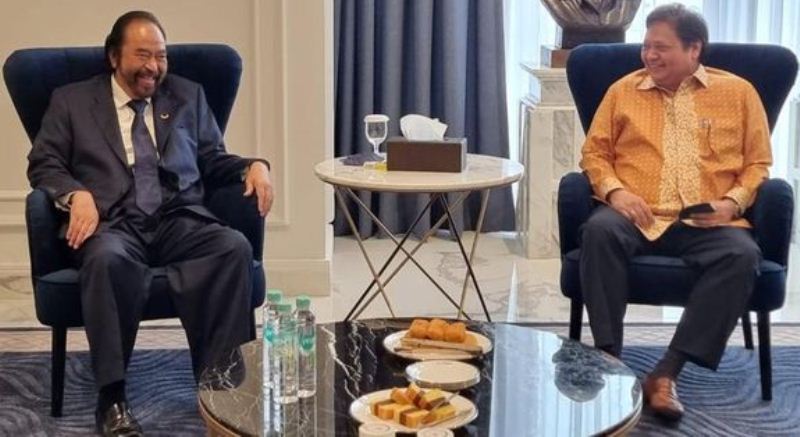 Ketua Umum Partai NasDem Surya Paloh (kiri) bertemu dengan Ketua Umum Partai Golkar Airlangga Hartarto di Jakarta, Kamis (10/3/2022)