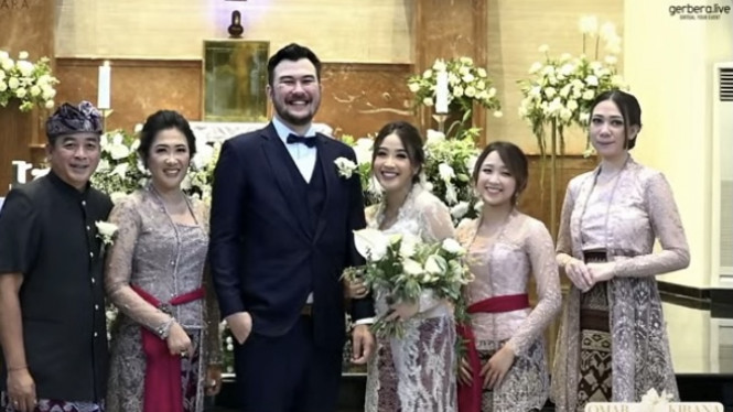 Dita Karang (kedua dari kanan) mengenakan pakaian Bali saat pernikahan sang kakak. (youtube)