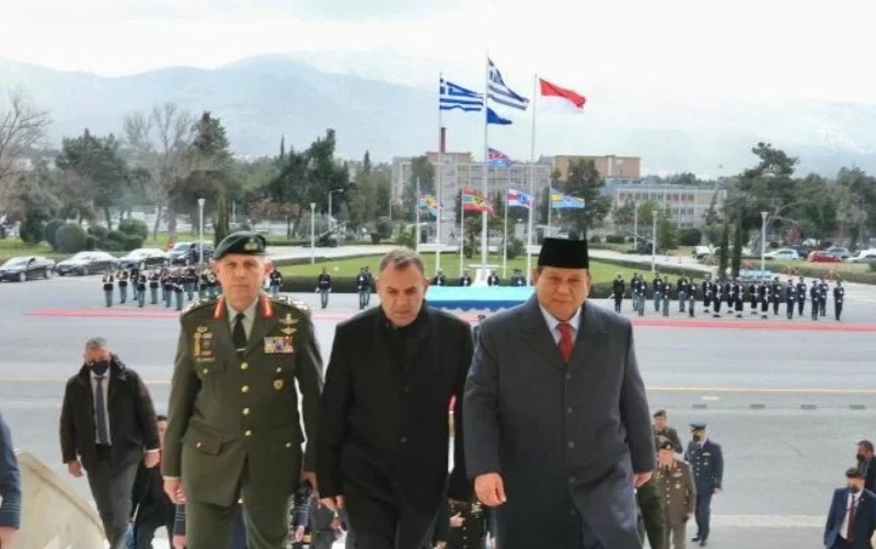 Menteri Pertahanan (Menhan) RI Prabowo Subianto (kanan) bersama Menhan Nasional Yunani Nikolaos Panagiotopoulos (tengah) saat melakukan kunjungan ke Athena, Yunani