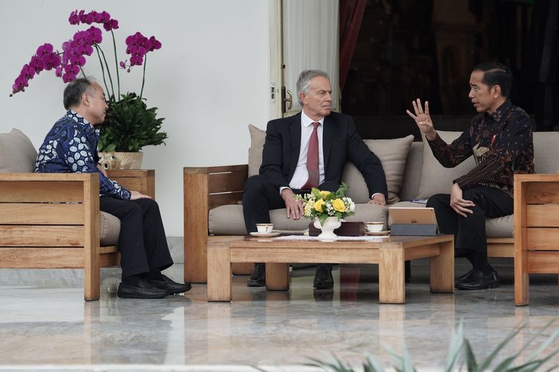  Presiden Indonesia Joko Widodo bersama Tony Blair, tengah, dan Masayoshi Son saat (kiri) bertemu di Istana Merdeka, Jakarta, Februari 2020. (Bloomberg)
