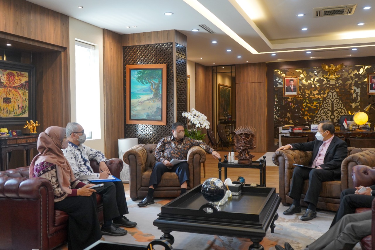 Menteri Koordinator Bidang Perekonomian Airlangga Hartarto dan Wakil Menteri Perdagangan dan Industri Singapura Tan See Leng bertemu untuk perkuat kerja sama bidang pariwisata dan transisi energi. .