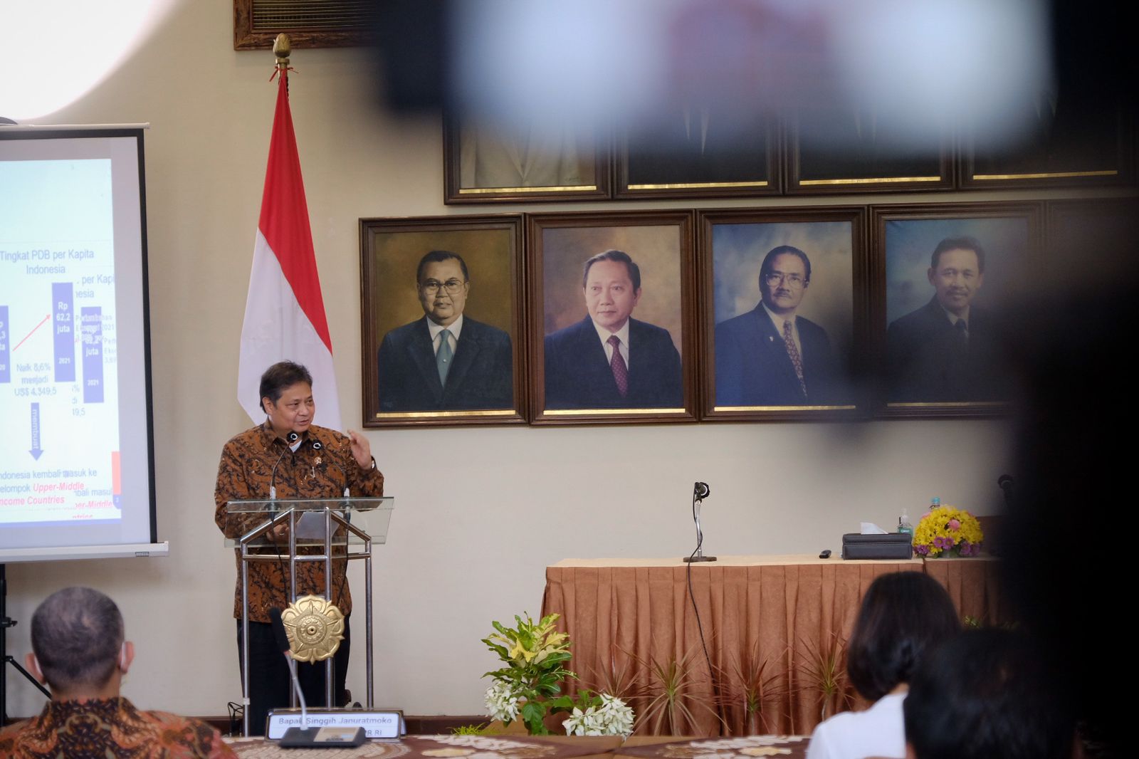 Menko Airlangga Hartarto ajak perguruan tinggi dan mahasiswa terlibat aktif dalam Seminar Presidensi Indonesia G20 bertajuk Kepemimpinan Untuk Tata Dunia yang diselenggarkan oleh Universitas Gadjah Mada di Yogyakarta pada hari Kamis (17/3/2022)