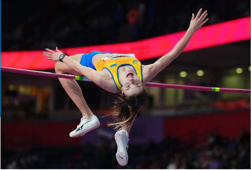 Atlet Ukraina Yaroslava Mahuchikh beraksi selama lompat terakhirnya untuk memenangkan final lompat tinggi putri