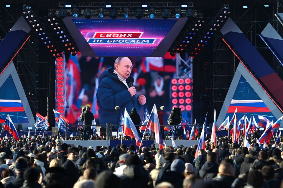 Presiden Rusia Vladimir Putin menyampaikan pidato saat konser menandai ulang tahun kedelapan pencaplokan Krimea oleh Rusia di Stadion Luzhniki di Moskow, Rusia 18 Maret 2022. 