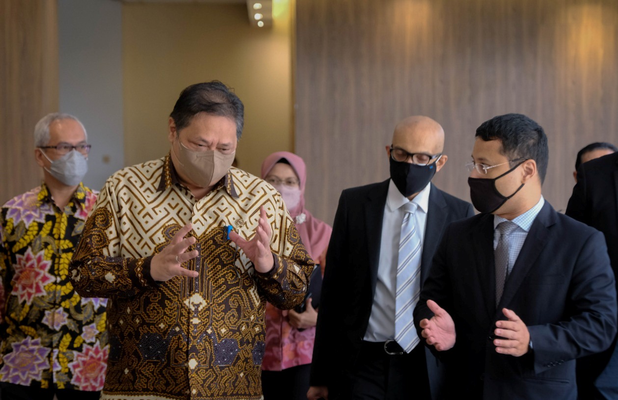 Menteri Koordinator Bidang Perekonomian Airlangga Hartarto berbincang serius dengan Menteri Pembangunan Nasional Singapura Desmond Lee (kanan) di Jakarta, Rabu (23/3/2022)