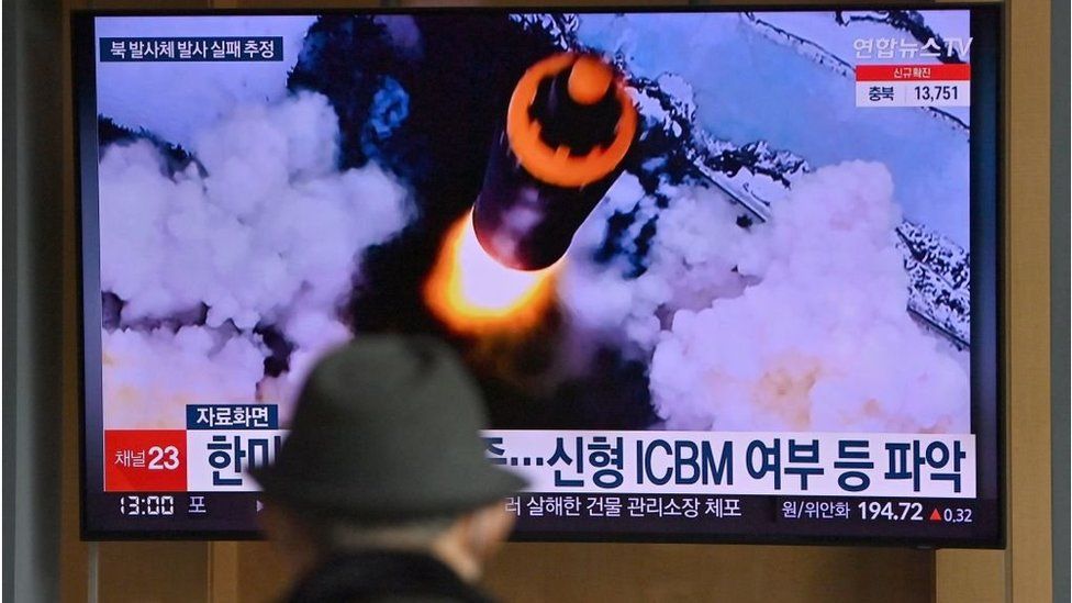 Orang-orang menonton layar televisi yang menunjukkan siaran berita dengan rekaman file uji coba rudal Korea Utara, di stasiun kereta api di Seoul pada 16 Maret 2022