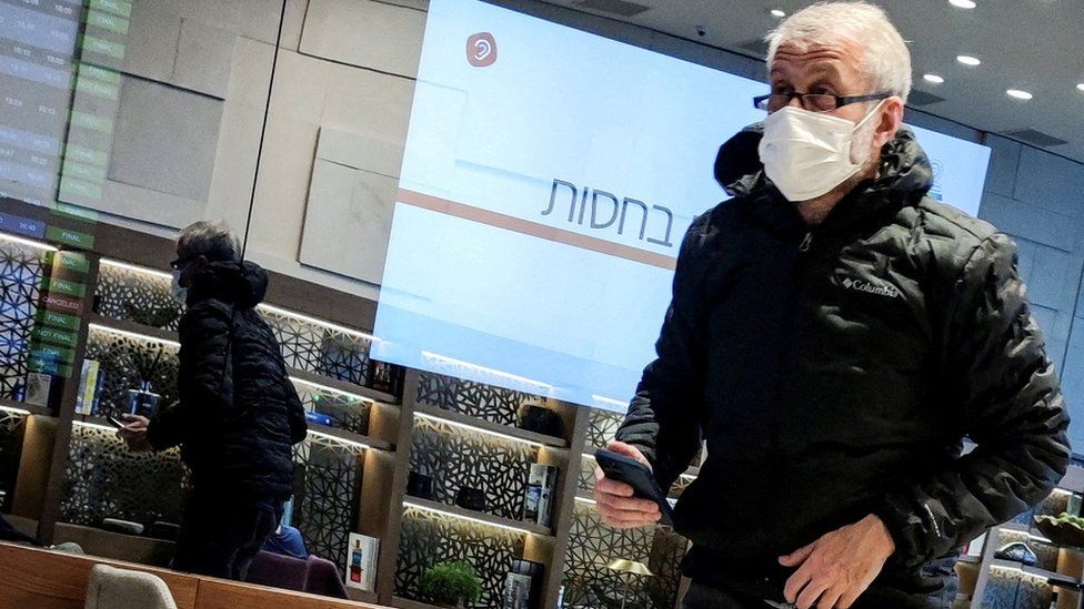 Abramovich difoto di bandara Tel Aviv pada 14 Maret, sepuluh hari setelah dugaan keracunan