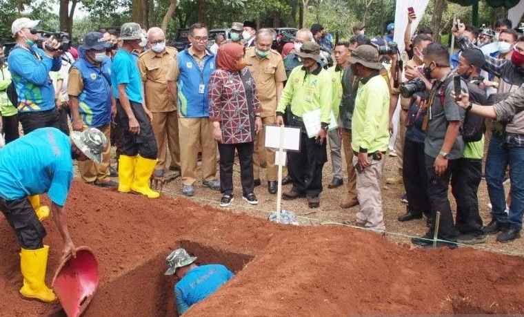 Bupati Bogor, Ade Yasin (tengah berhijab) selain hadir dalam lomba berhadiah jutaan rupiah itu juga memberikan santunan paket sembako untuk para petugas penggali kubur.