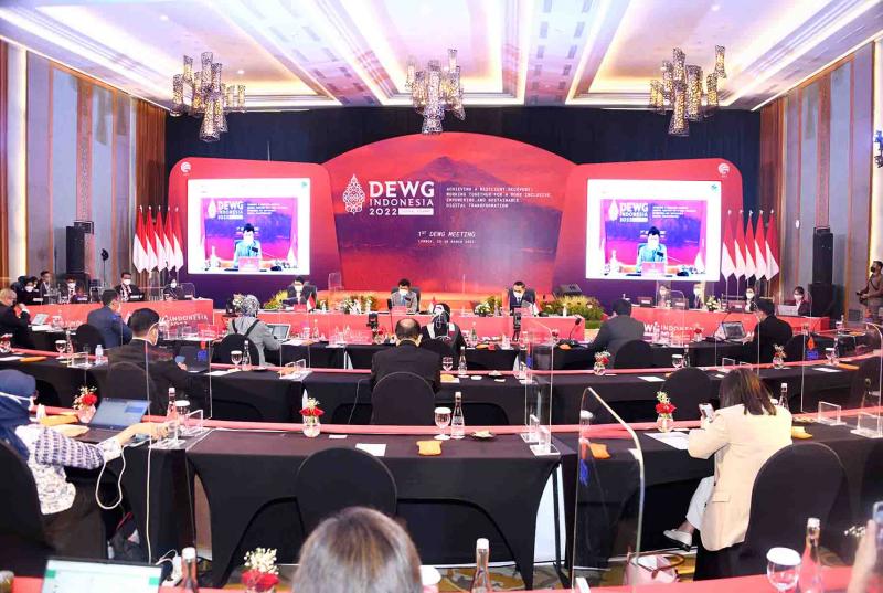 Menteri Komunikasi dan Informatika, Johnny G. Plate dalam Pertemuan Pertama Kelompok Kerja Ekonomi Digital atau 1st Meeting Digital Economy Working Group (DEWG) G20 yang berlangsung secara hibrida dari Hotel Aruna Senggigi, Lombok Barat, Nusa Tenggara Barat, Selasa (29/3/2022).