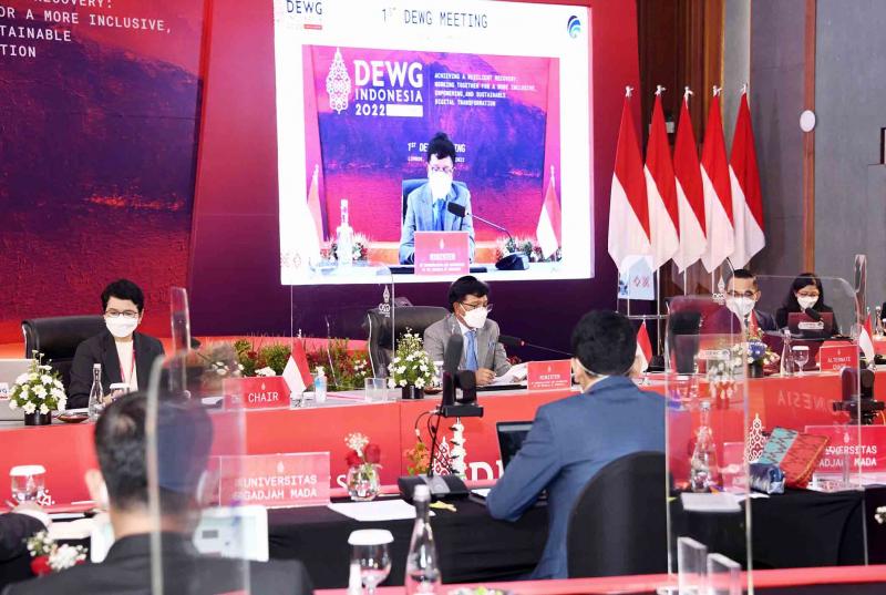 Menteri Komunikasi dan Informatika, Johnny G. Plate dalam Pertemuan Pertama Kelompok Kerja Ekonomi Digital atau 1st Meeting Digital Economy Working Group (DEWG) G20 yang berlangsung secara hibrida dari Hotel Aruna Senggigi, Lombok Barat, Nusa Tenggara Barat, Selasa (29/3/2022).