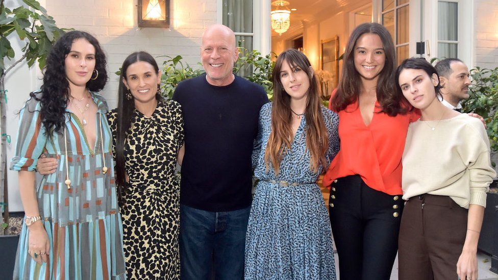(Kiri-Kanan) Rumer Willis, Demi Moore, Bruce Willis, Scout Willis, Emma Heming Willis dan Tallulah Willis menghadiri Pesta Buku 'Inside Out' Demi Moore pada 23 September 2019 di Los Angeles, California