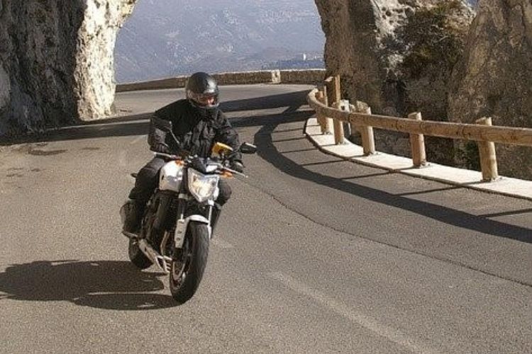 tips berkendara jarak jauh naik motor