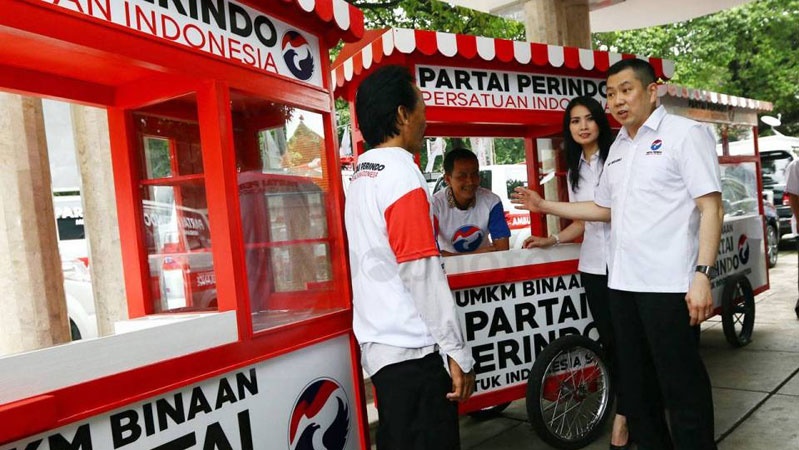 Ketua Umum DPP Partai Perindo Hary Tanoesoedibjo berbincang dengan pedagang UMKM. (Ist).