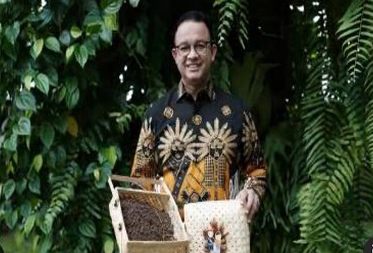 Gubernur Anies Baswedan menunjukkan tanah yang digali emak-emak Kampung Akuarium dibawa ke Titik Nol. (Ist).