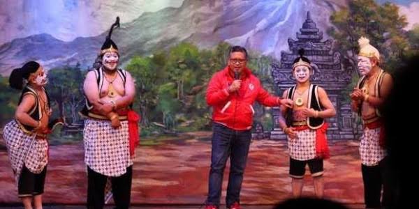 Pentas wayang dengan lakon "Sastra Jendra Hayuningrat Pangruwating Diyu" yang dihadirkan Badan Kebudayaan Nasional Pusat (BKNP) PDIP bekerja sama dengan Paguyuban Wayang Orang Bharata.