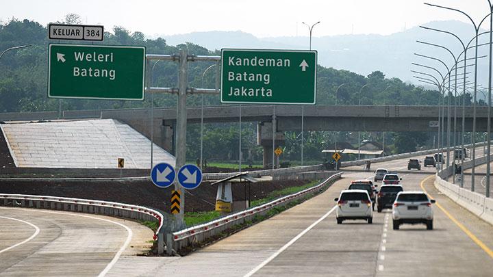 ngebut di jalan tol