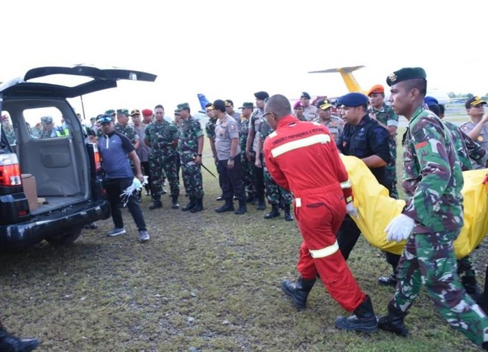 Evakuasi jenazah korban pembataian oleh KKB disaksikan Panglima TNI. (Ist).