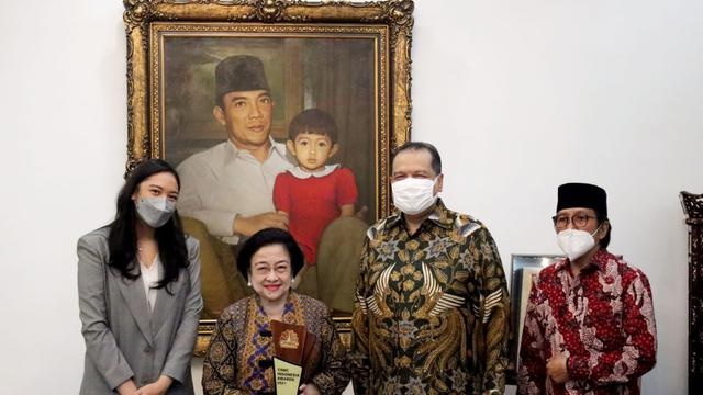 Megawati Soekarnoputri menerima penghargaan Lifetime Achievement dari Chairul Tanjung. (Ist).