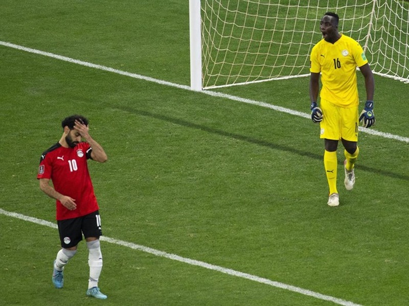 Mohamed Salah tertunduk lesu lantaran gagal mengeksekusi penalti. (Ist).