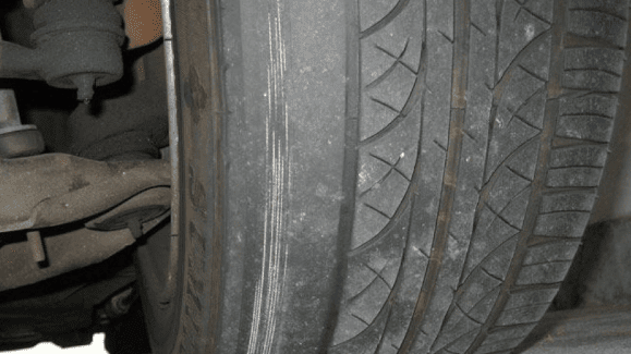 penyebab ban mobil botak sebelah