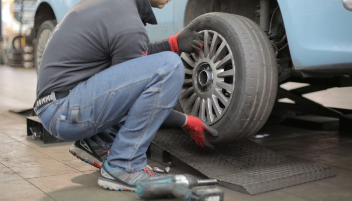 penyebab ban mobil botak sebelah