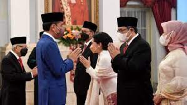 Presiden Jokowi saat melantik Kepala Otorita IKN Bambang Susantono dan wakilnya Dhony Rahajoe. (Ist).