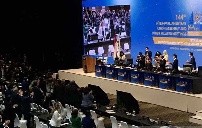 Standing Ovation dari peserta sidang IPU untuk Puan Maharani di acara penutupan. (Ist).