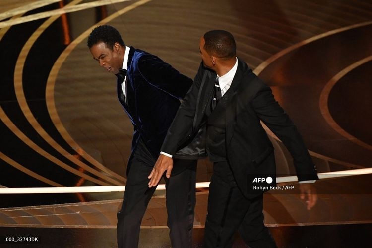 Will Smith saat menampar wajah Chris Rock di panggung Academy Awards. (Ist).