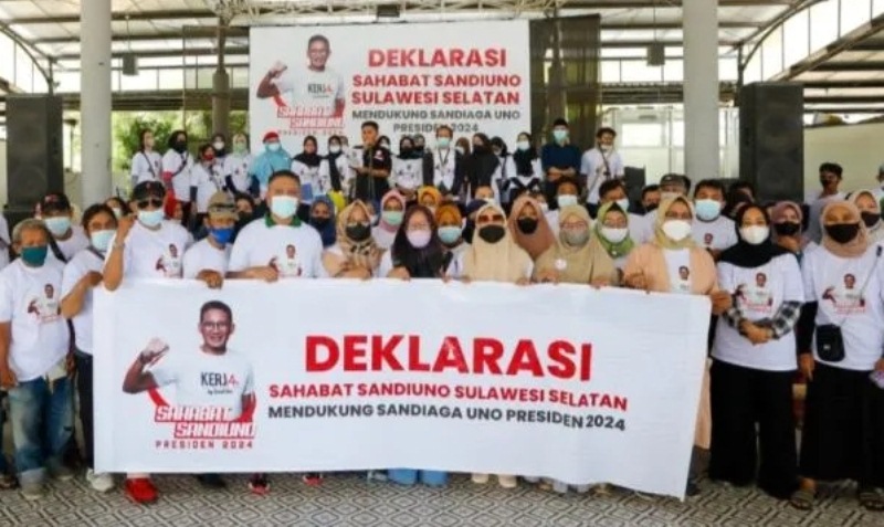 Relawan Sandiuno saat mendeklarasikan dukungan Sandiaga Salahuddin Uno, maju menjadi Calon Presiden (Capres) pada Pemilu Presiden dan Wakil Presiden pada tahun 2024 di Dafest Daya, Makassar, Sulawesi Selatan, Kamis (31/3/2024).