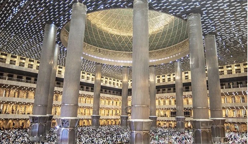Umat Islam menjalankan ibadah Shalat Tarawih pertama bulan Ramadhan 1443 Hijriyah di Masjid Istiqlal, Jakarta, Sabtu (2/4/2022).
