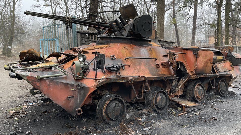 Tank yang hancur menjadi lambang kekalahan Rusia di kota Irvin