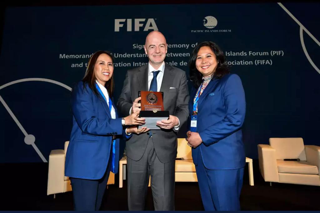 Anggota Komite Eksekutif (Exco) Vivin Sungkono dan Wasekjen Maaike Ira Puspita (kanan) mewakili PSSI pada Kongres FIFA ke-72 di Doha, Qatar, Kamis (31/3/2022).