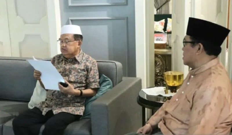 Ketua Umum Dewan Masjid Indonesia (DMI) Jusuf Kalla membaca surat pemecatan Arief Rasyid yang disampaikan Sekjen DMI Imam Addaruqutni (kanan)