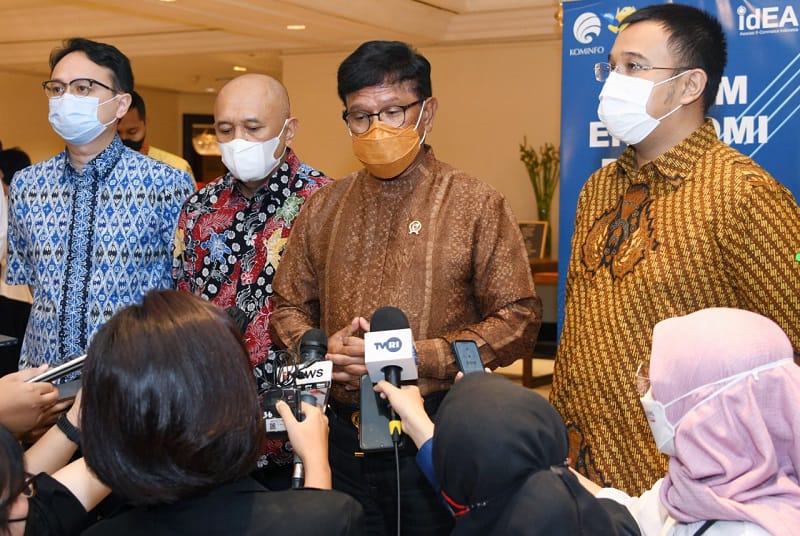 Menteri Komunikasi dan Informatika, Johnny G. Plate (kedua dari kanan) usai menghadiri Forum Ekonomi Digital IV : Platform Digital Marketplace yang berlangsung secara hibrida dari Hotel Grand Hyatt, Jakarta Pusat, Senin (4/4/2022).