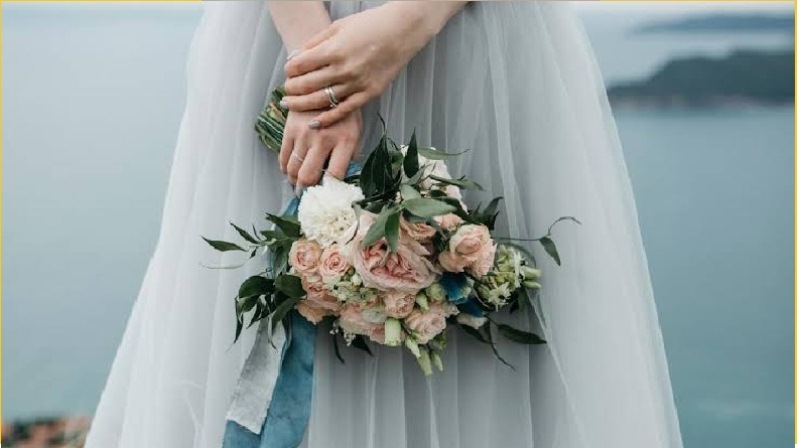 Pernikahan tanpa pasangan ini biasanya dilakukan perempuan lajang untuk merayakan masa muda dan kemandirian mereka.