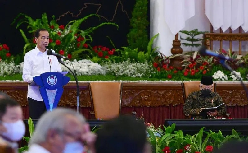 Presiden Joko Widodo (kiri) didampingi Wapres Ma'ruf Amin (kanan) menyampaikan sambutan saat memimpin Sidang Kabinet Paripurna di Istana Negara, Jakarta, Selasa (5/4/2022). 