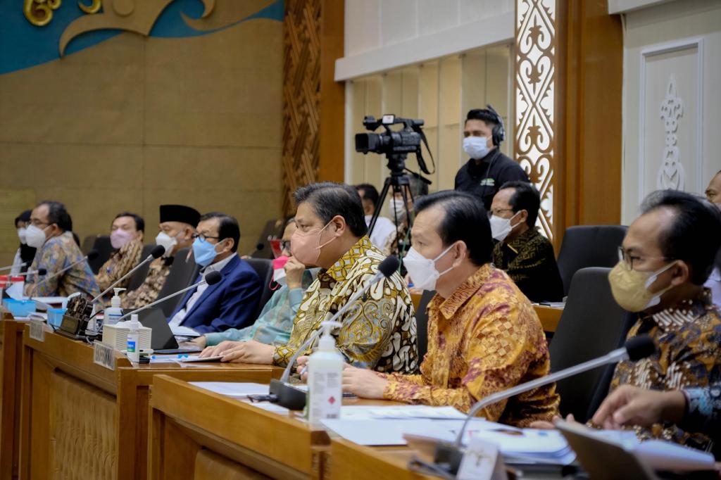 Menko Perekonomian Airlangga Hartarto menyatakan, percepatan Revisi UU PPP untuk Kejar Perbaikan UU Ciptaker  dalam rapat kerja dengan Badan Legislasi DPR, Kamis (7/4/2022).