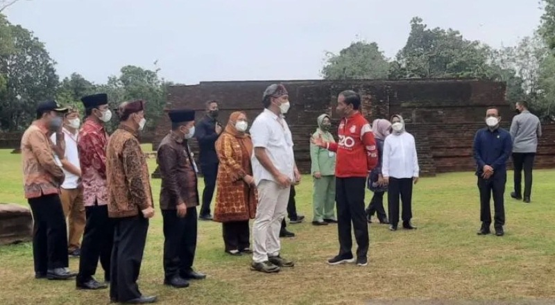 Presiden Joko Widodo berdiskusi berasama Dirjen Kebudayaan Kemenristekditi Hilmar Farid dan Gubernur Jambi Al Haris di Candi Kedaton, KCBN Muaro Jambi, Kamis (7/4/2022). 