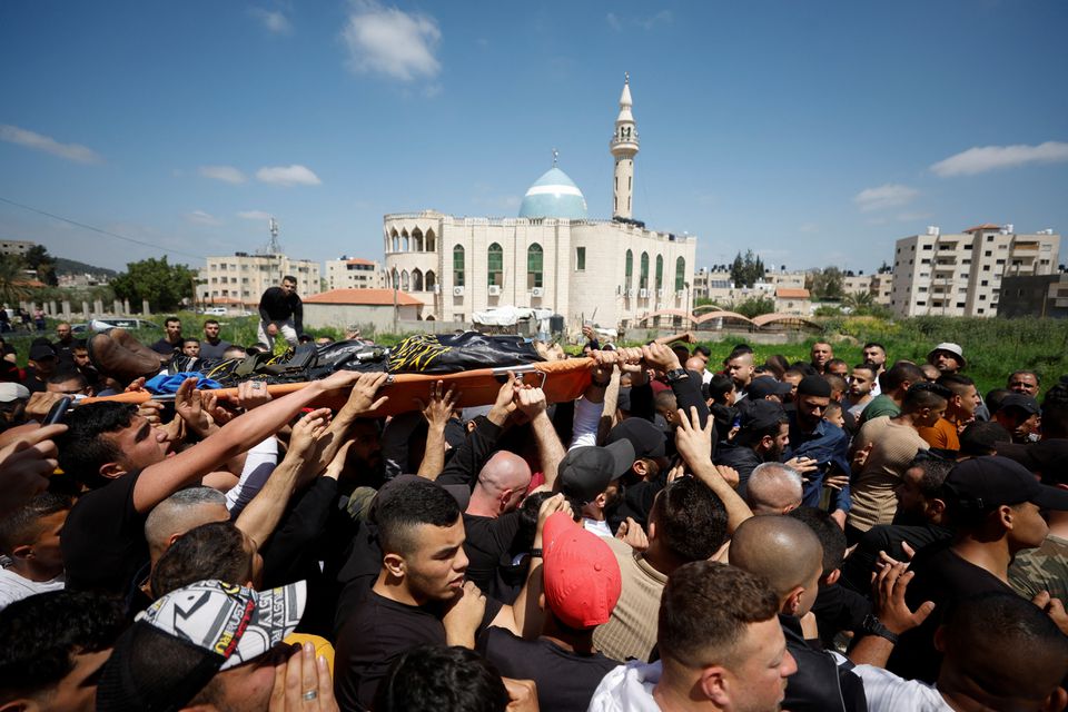 Warga Palestina membawa jenazah pria bersenjata Ahmed al-Sadi, yang tewas dalam bentrokan dengan pasukan Israel, di Jenin, Tepi Barat 