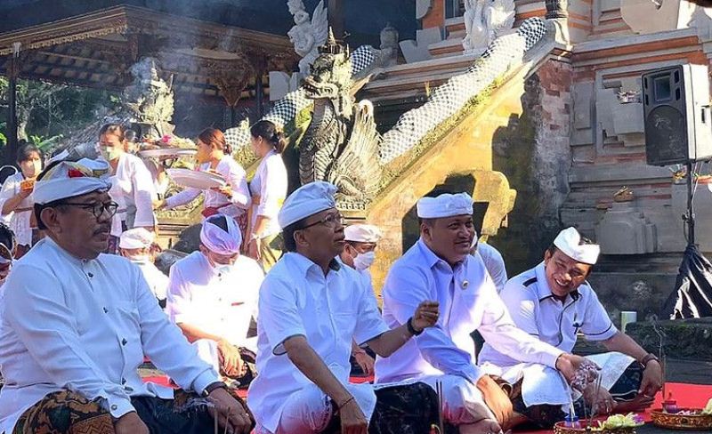 Wagub Tjokorda Artha Ardhana Sukawati, Gubernur Bali I Wayan Koster, dan Bupati Gianyar Made Mahayastra (kiri ke kanan) memperingati Hari Tumpek Landep di Pura Pengukur-ukuran, Desa Pejeng Kelod, Gianyar, Sabtu (9/4/2022) 