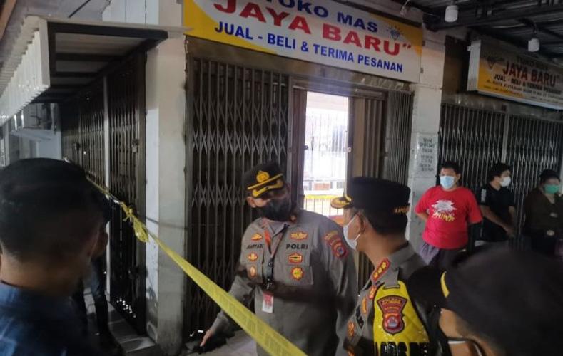 Polisi melakukan pemeriksaan tempat kejadian perkara (TKP) aksi perampokan toko emas di Pasar Kemis, Kabupaten Tangerag, Minggu (10/4/2022) malam