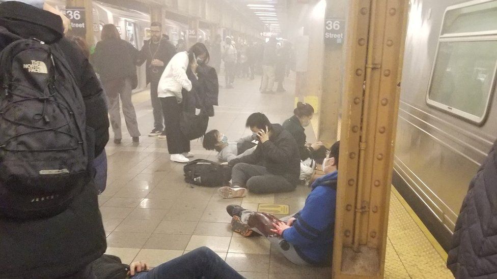 Penumpang yang terluka terbaring di dalam stasiun yang dipenuhi asap
