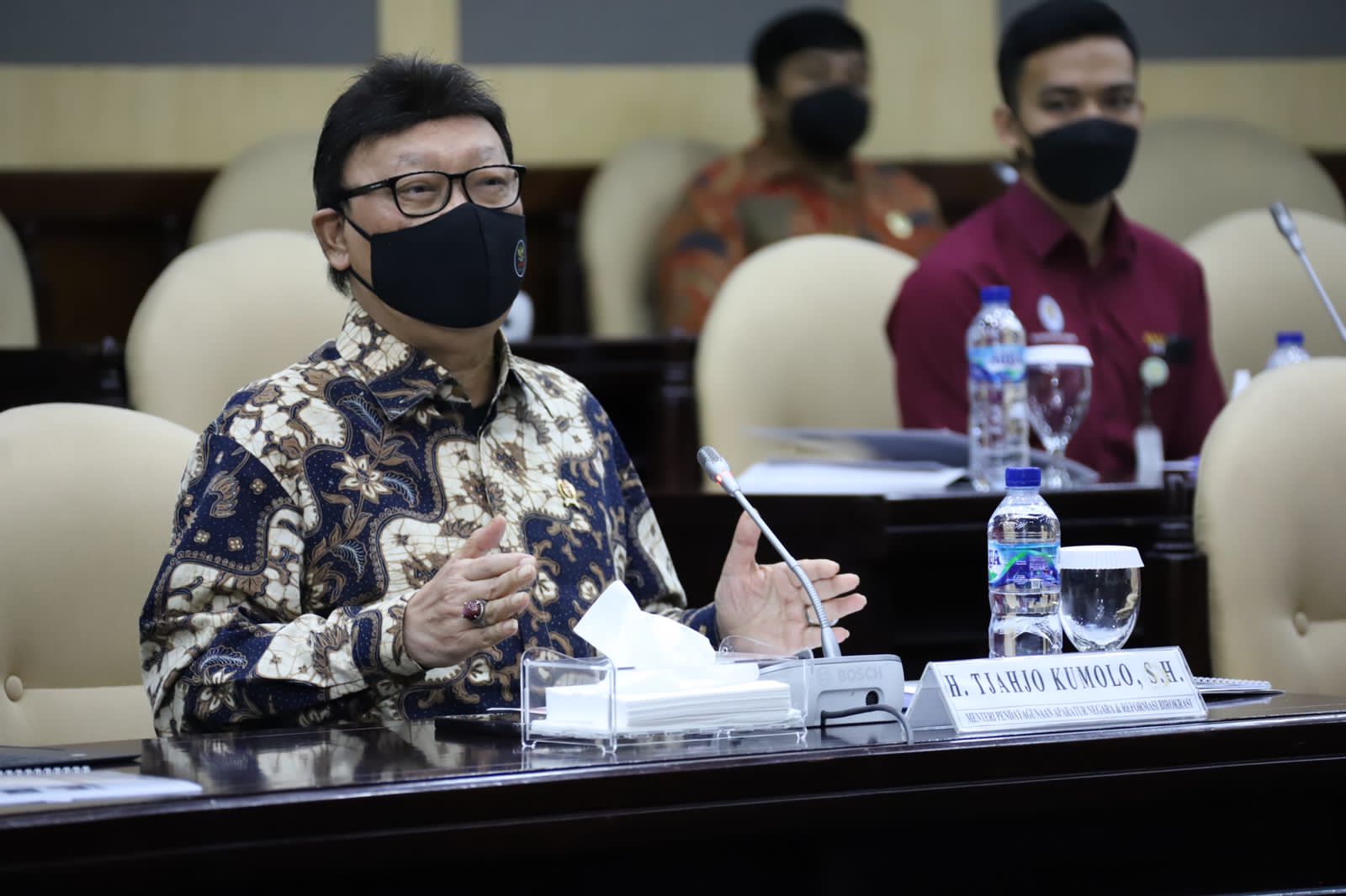Dalam edaran yang ditandatangani Menteri PANRB Tjahjo Kumolo pada 13 April 2022 disebutkan, seluruh pejabat serta pegawai dilarang menggunakan kendaraan dinas untuk kepentingan mudik, berlibur, ataupun kepentingan lainnya di luar kepentingan dinas.