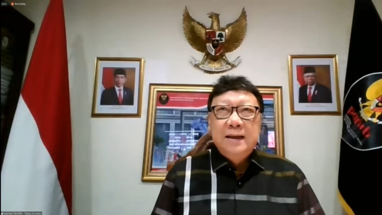 Menteri PANRB Tjahjo Kumolo saat memberikan pernyataan bersama Menteri Keuangan Sri Mulyani terkait pemberian THR dan gaji ke-13 bagi ASN, TNI, Polri, pensiunan, dan pejabat negara , secara daring