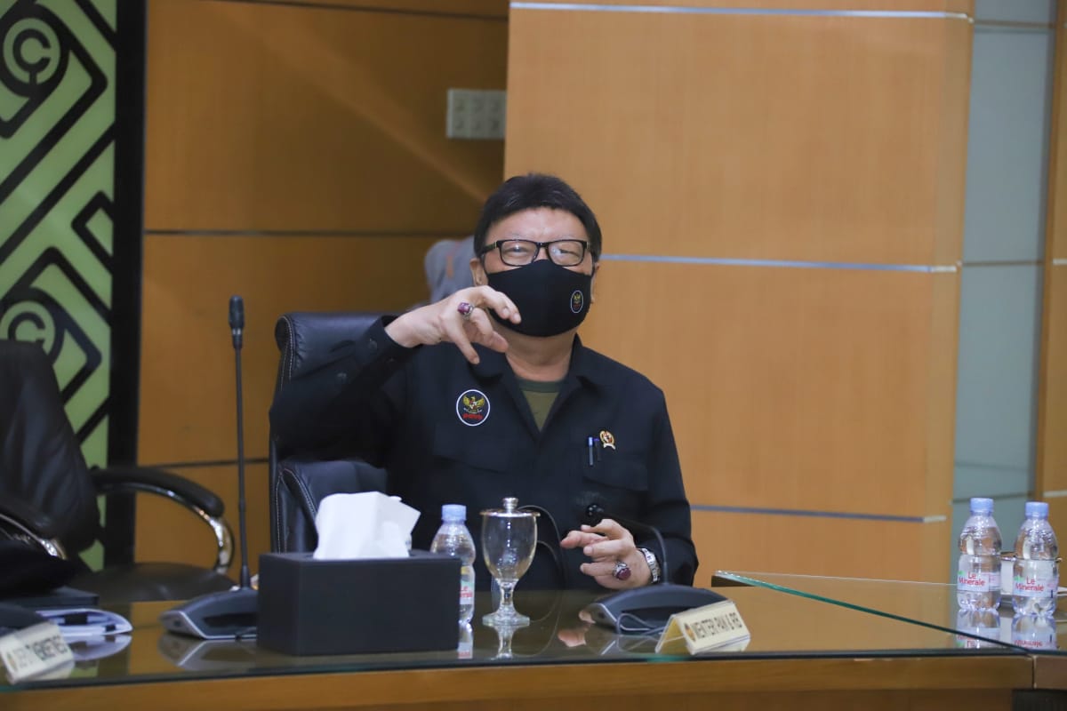 MenPANRB Tjahjo Kumolo membawa surat kepada Kabareskrim Polri untuk membantu mengusut tuntas jaringan penipuan CPNS dengan berbagai cara