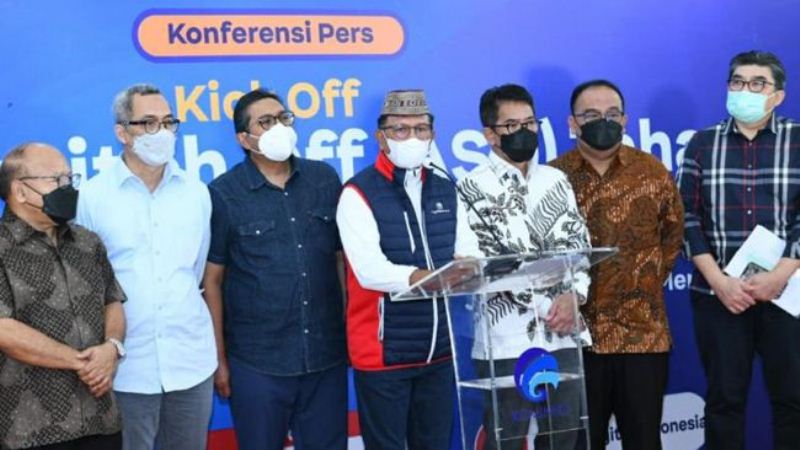 Menteri Komunikasi dan Informatika Johnny G Plate (mengenakan peci) dalam jumpa pers terkait persiapan analog switch off di Polairud Bandar Udara Pondok Cabe, Tangerang Selatan, Banten, Jumat (29/4/2022). 