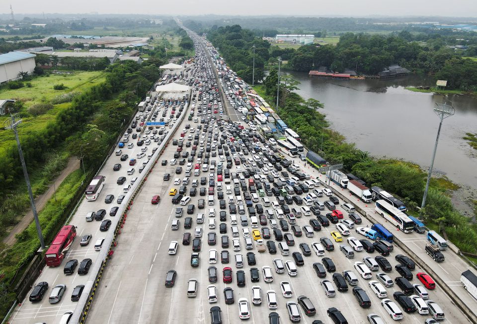 Pemandangan umum kemacetan di pintu tol jalan raya saat umat Islam Indonesia akan kembali ke kampung halaman mereka untuk merayakan Idul Fitri yang dikenal secara lokal sebagai 'Mudik' di Kabupaten Karawang, di pinggiran Jakarta, Indonesia, 28 April 2022