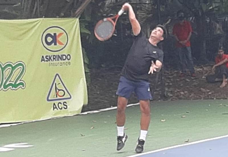 Andrian Raturandang beraksi di final tunggal putra Turnamen Tenis Maesa Paskah 2022 di lapangan utama Hotel Sultan, Jakarta, Minggu (17/4/2022)