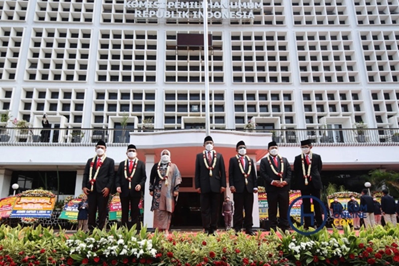 Tujuh komisioner KPU yang baru berfoto di depan Gedung KPU RI. (Ist).
