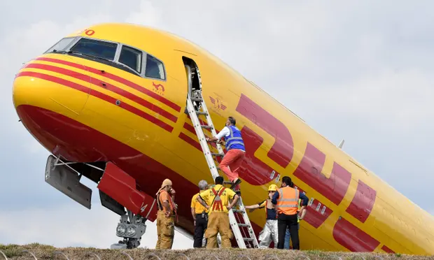 Pesawat Kargo DHL Terbelah Dua